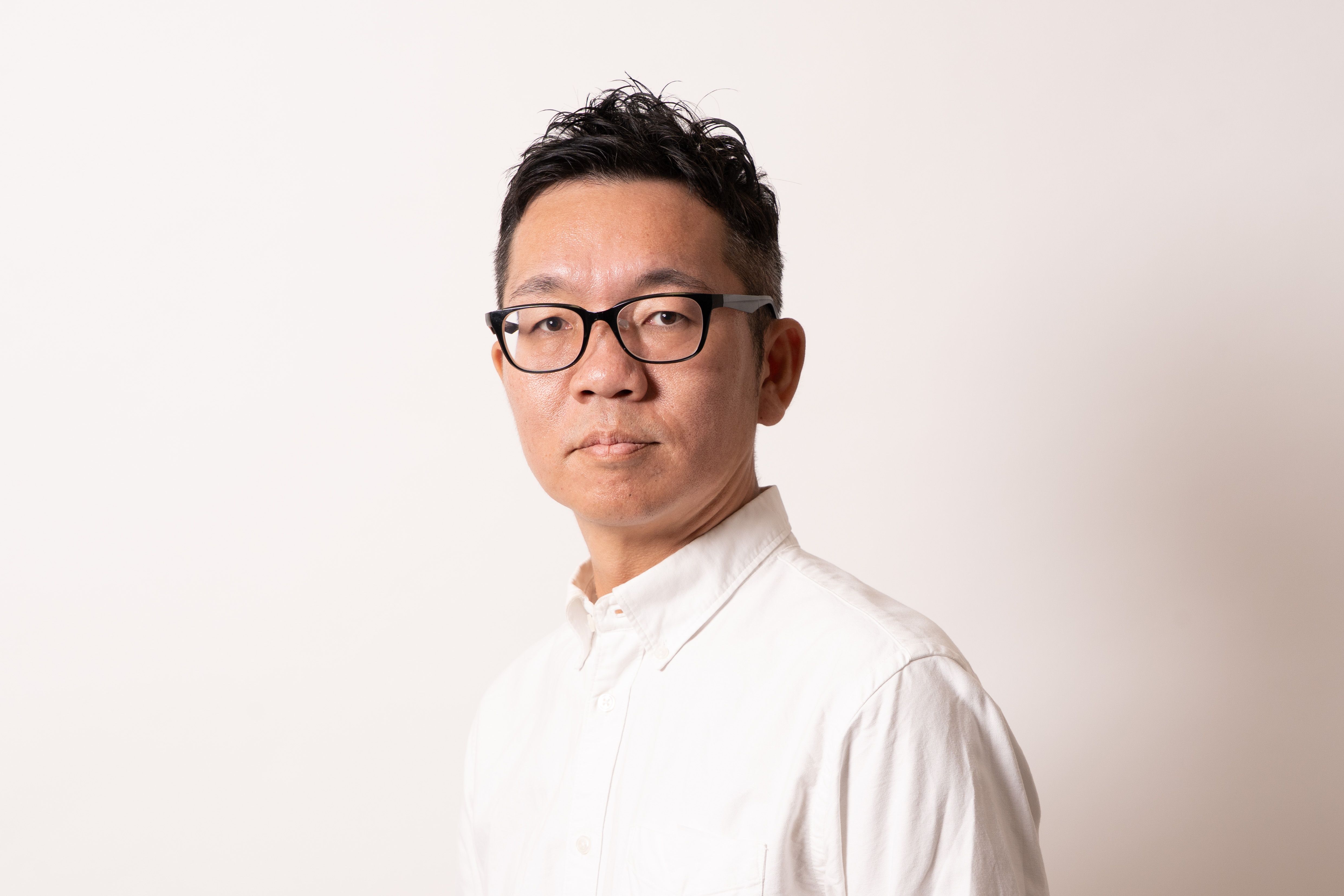 白いシャツ姿の KENTARO WATANABE
